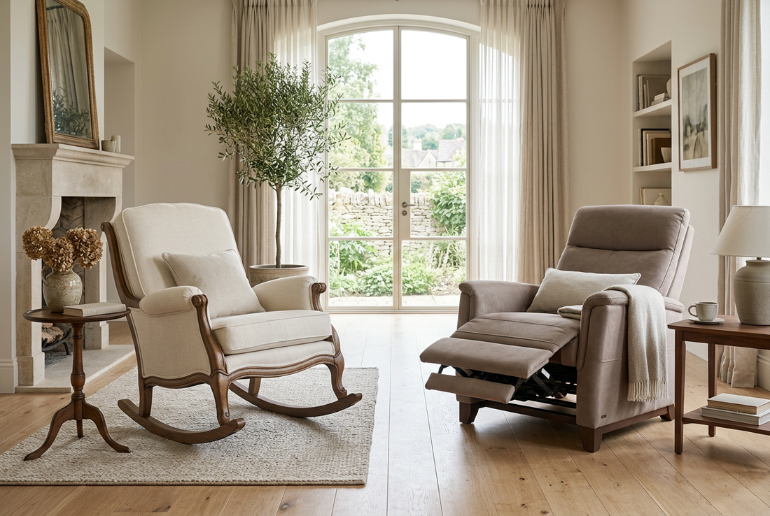 Fauteuil à bascule et fauteuil inclinable côte à côte dans un salon lumineux