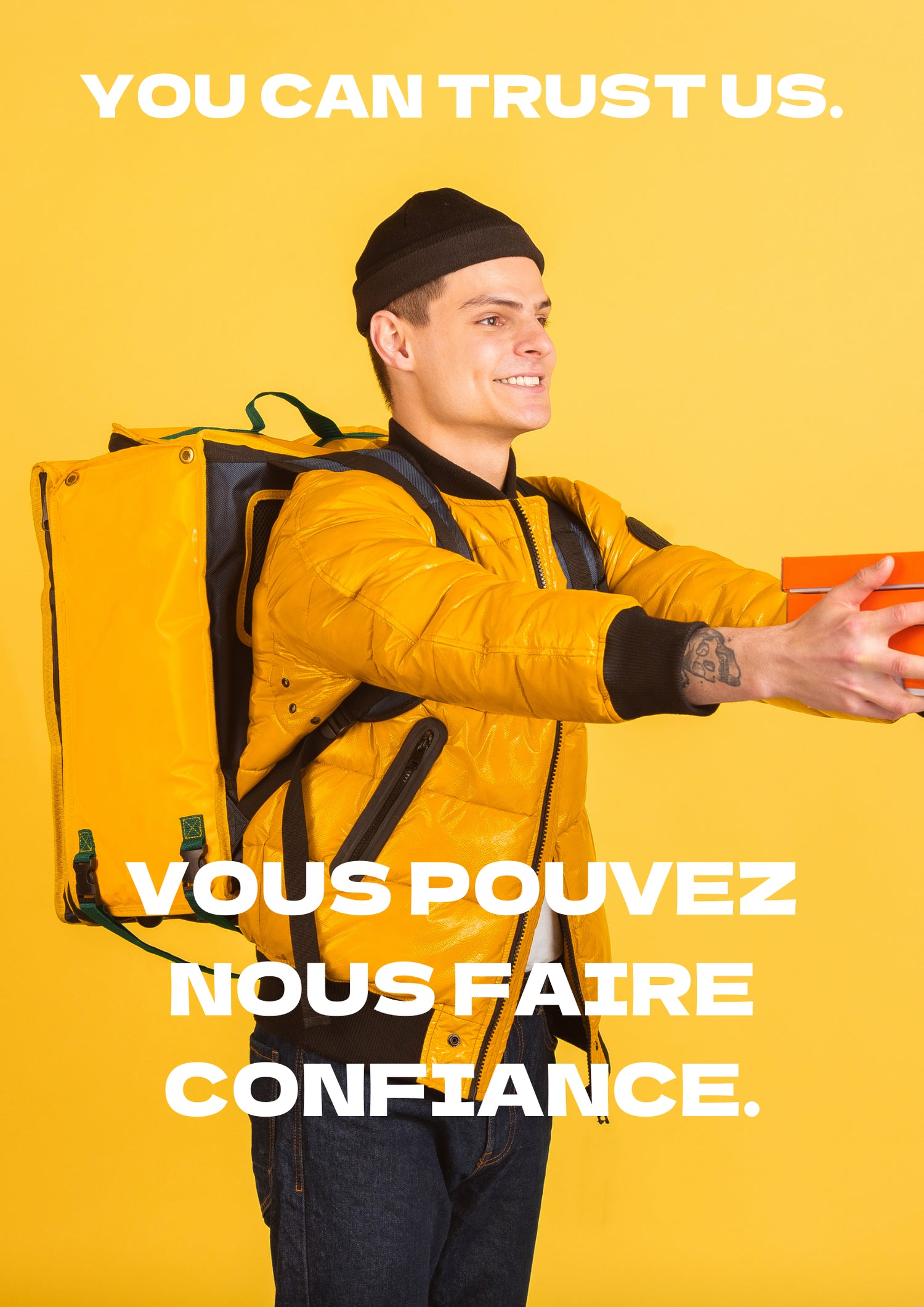 Un livreur avec le sourire qui apporte le colis en toute confiance.