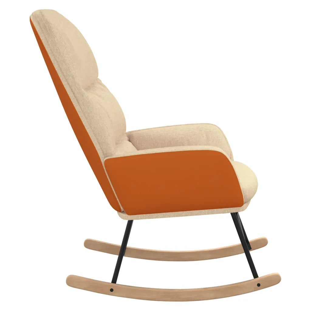 Une Chaise à Bascule en Bois avec un tissu couleur crème.