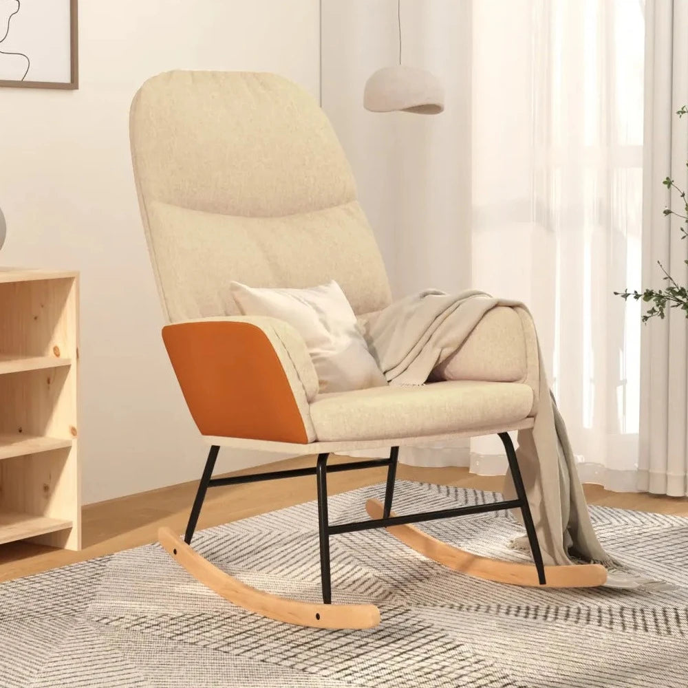 Une Chaise à Bascule en Bois avec un tissu couleur crème.