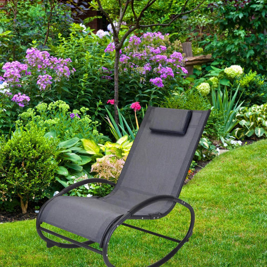 une chaise à bascule d'extérieur dans un petit jardin.