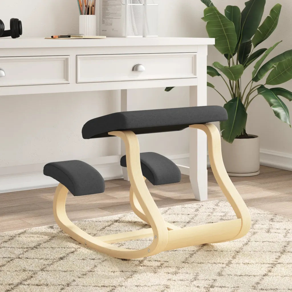 Une Chaise à Genoux de couleur noir, qui offre un confort ergonomique parfait.