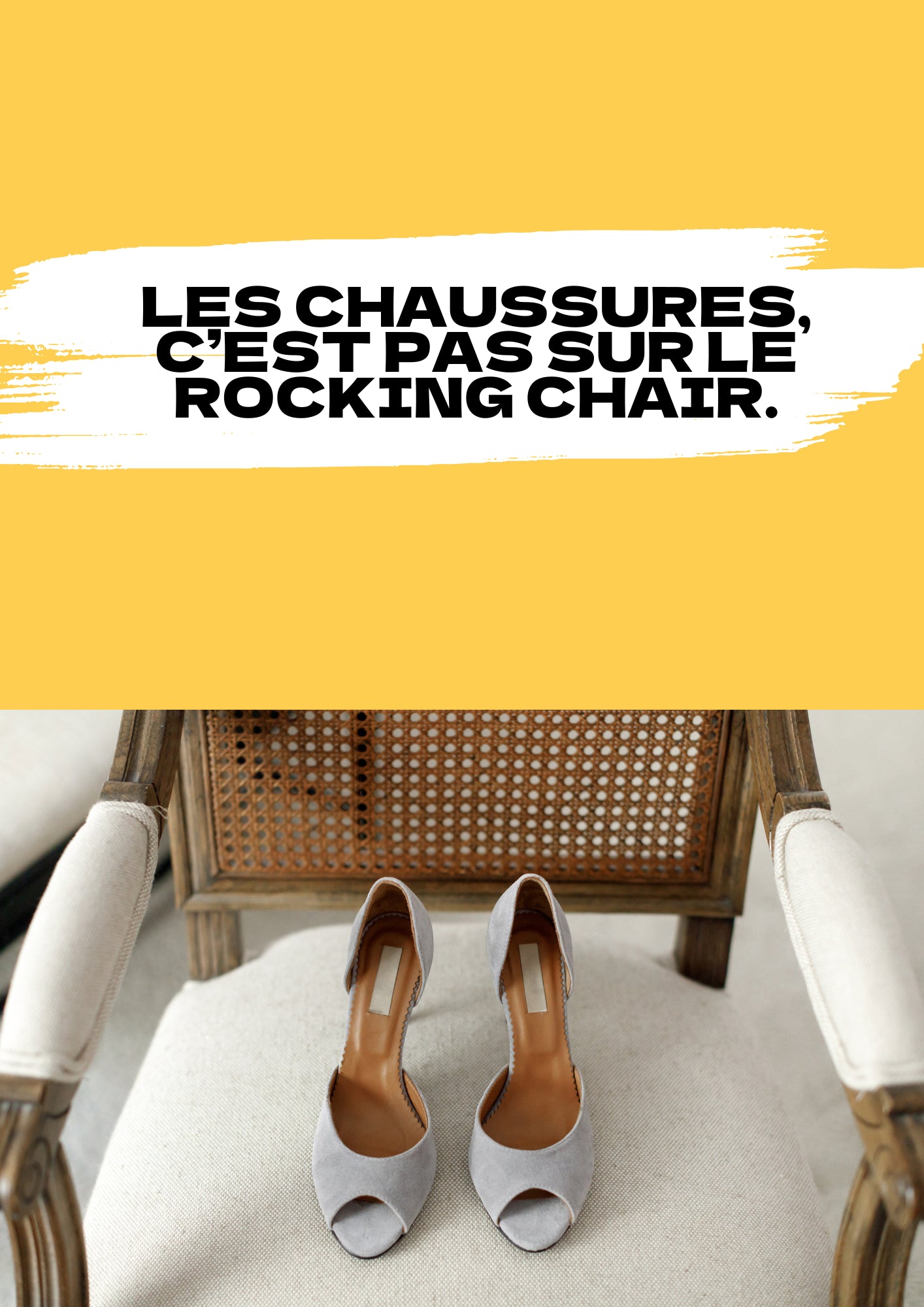 Des chaussures posées sur un Rocking-Chair.