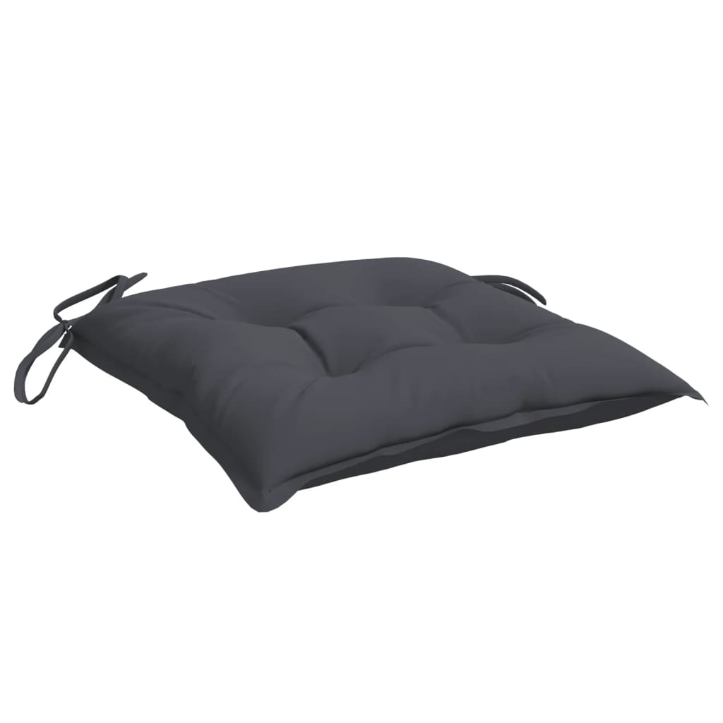 Coussin d’assise anthracite capitonné présenté seul sur fond blanc.