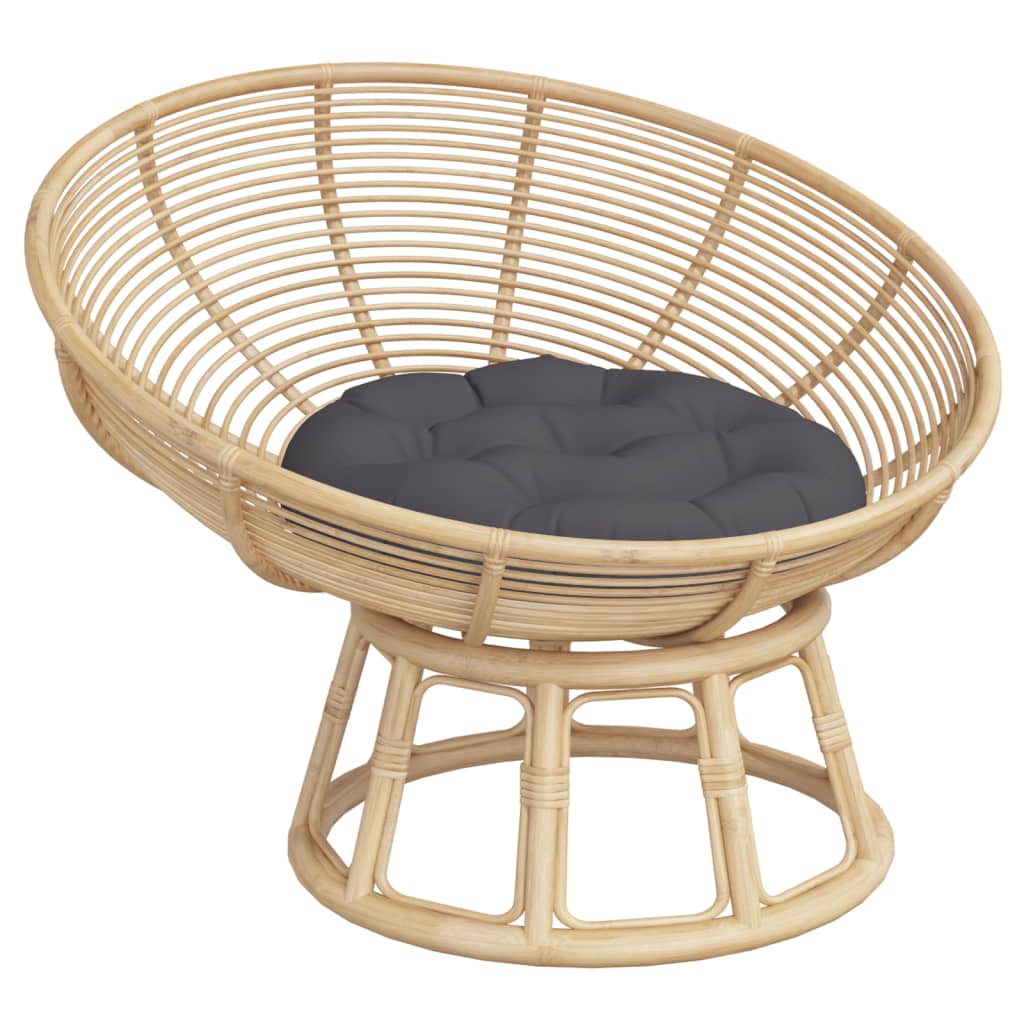 Coussin rond anthracite sur un fauteuil en rotin, fauteuil non inclus.