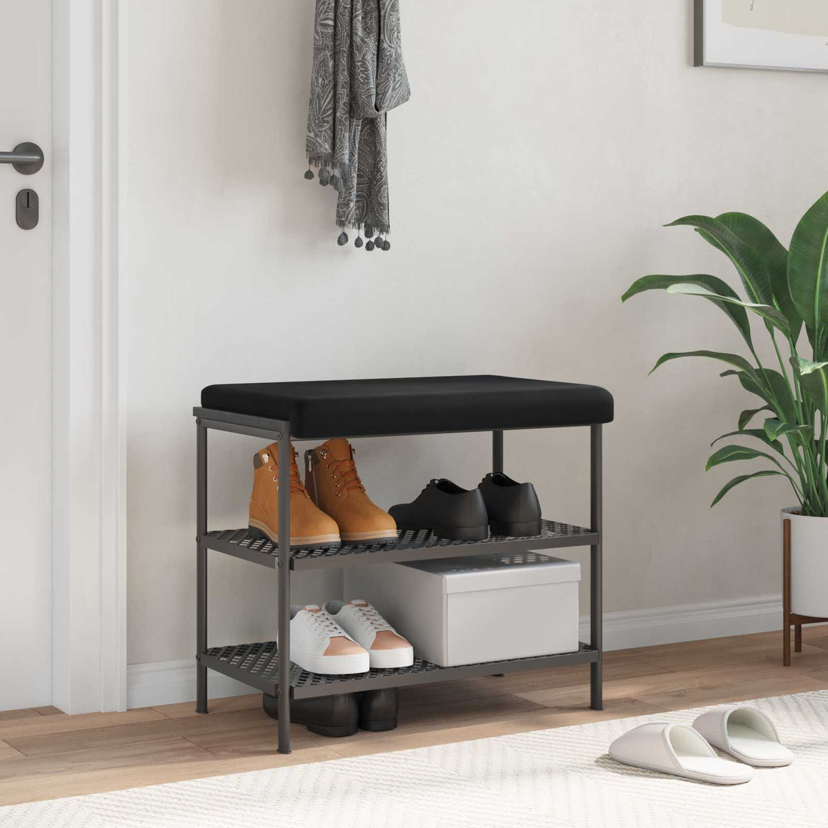 Détail du coussin en velours noir posé sur un banc bois et métal, banc non inclus.