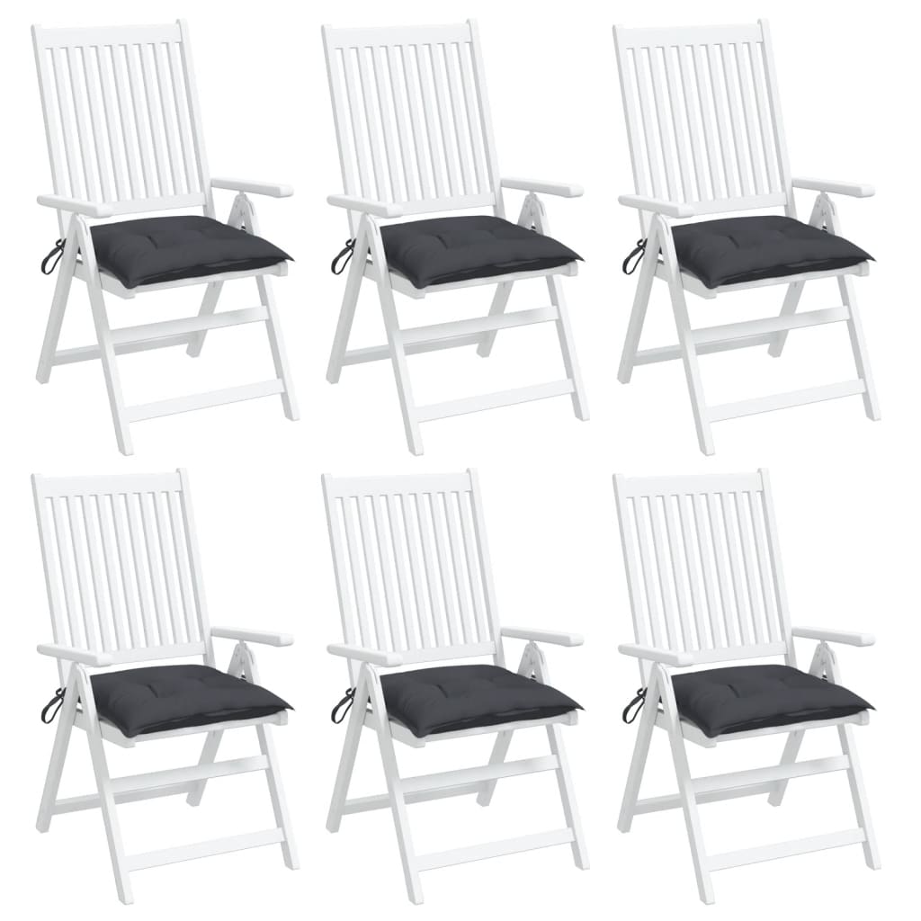 Les six coussins anthracite présentés sur des chaises blanches, chaises non incluses.