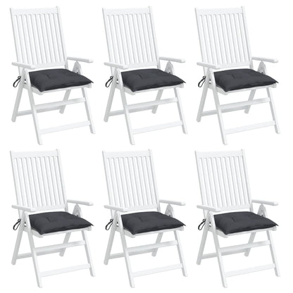 Les six coussins anthracite présentés sur des chaises blanches, chaises non incluses.
