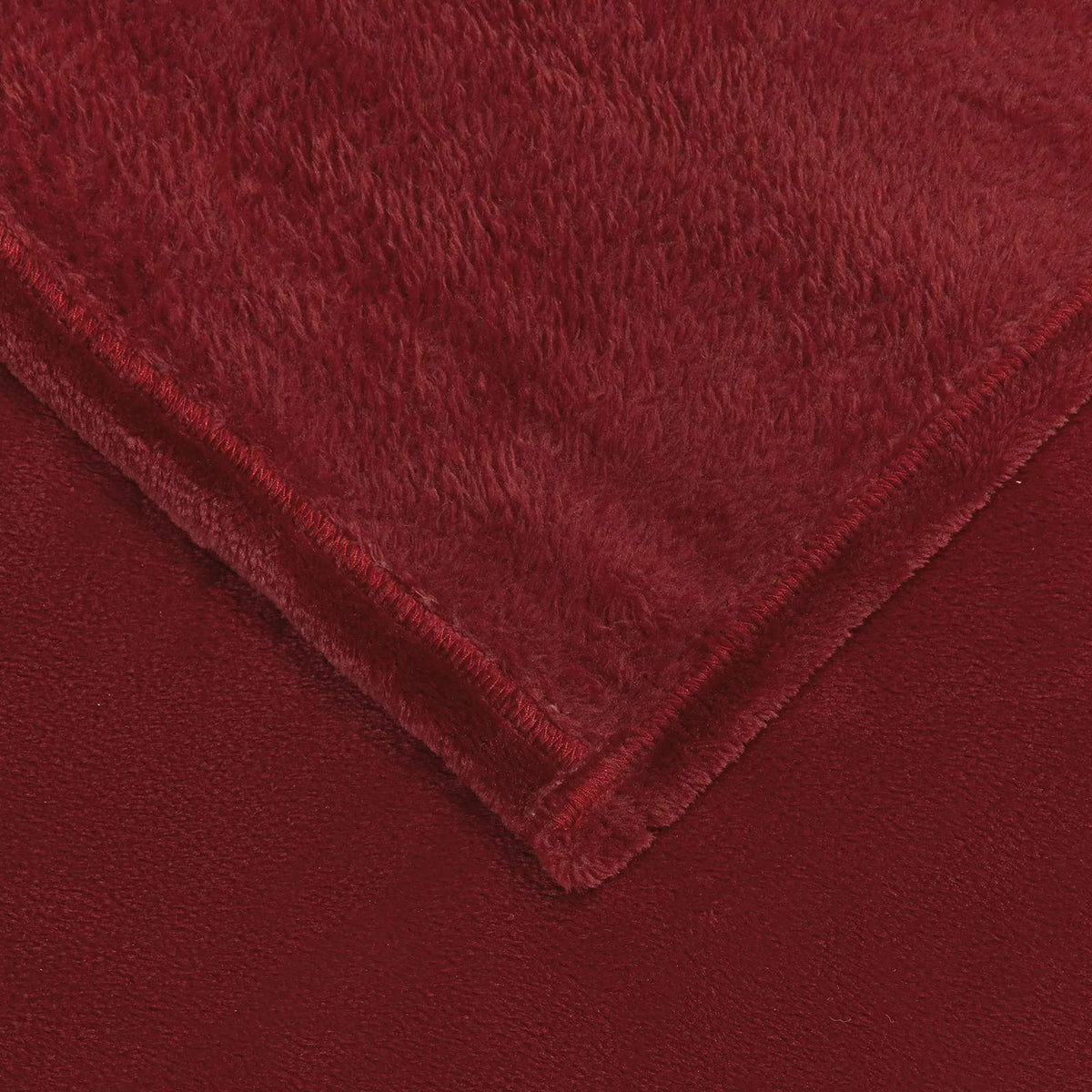 Détail de l’ourlet de la couverture bordeaux