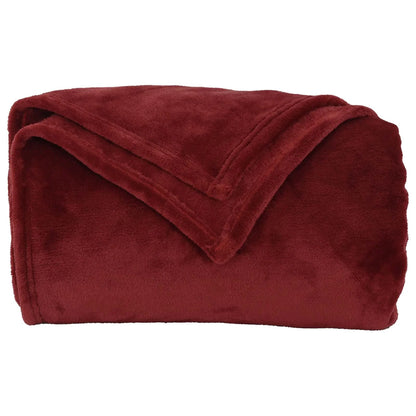 Couverture bordeaux pliée sur fond blanc