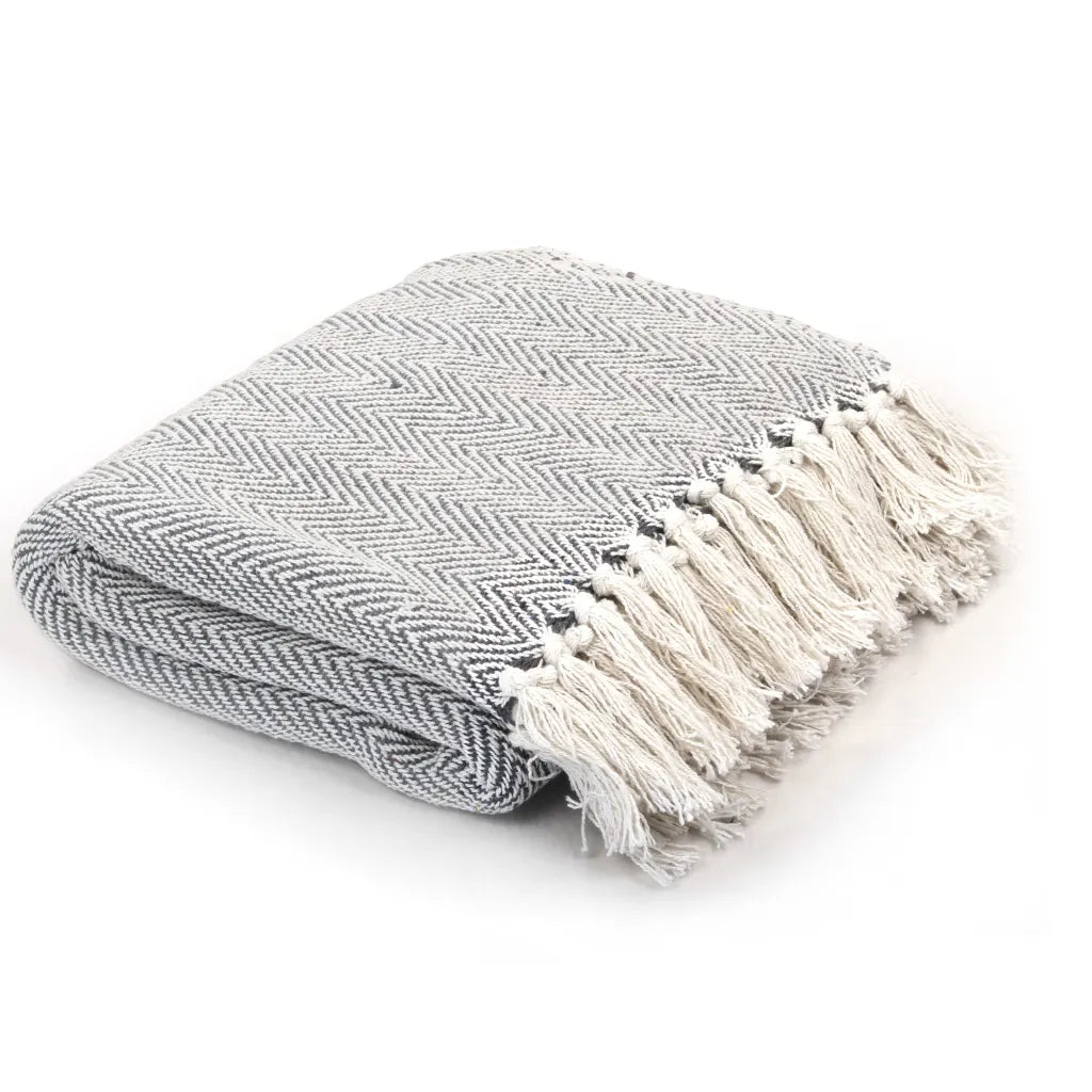 une Couverture à Chevron, très douce et chaude, disponible en gris ou en bleu marine.