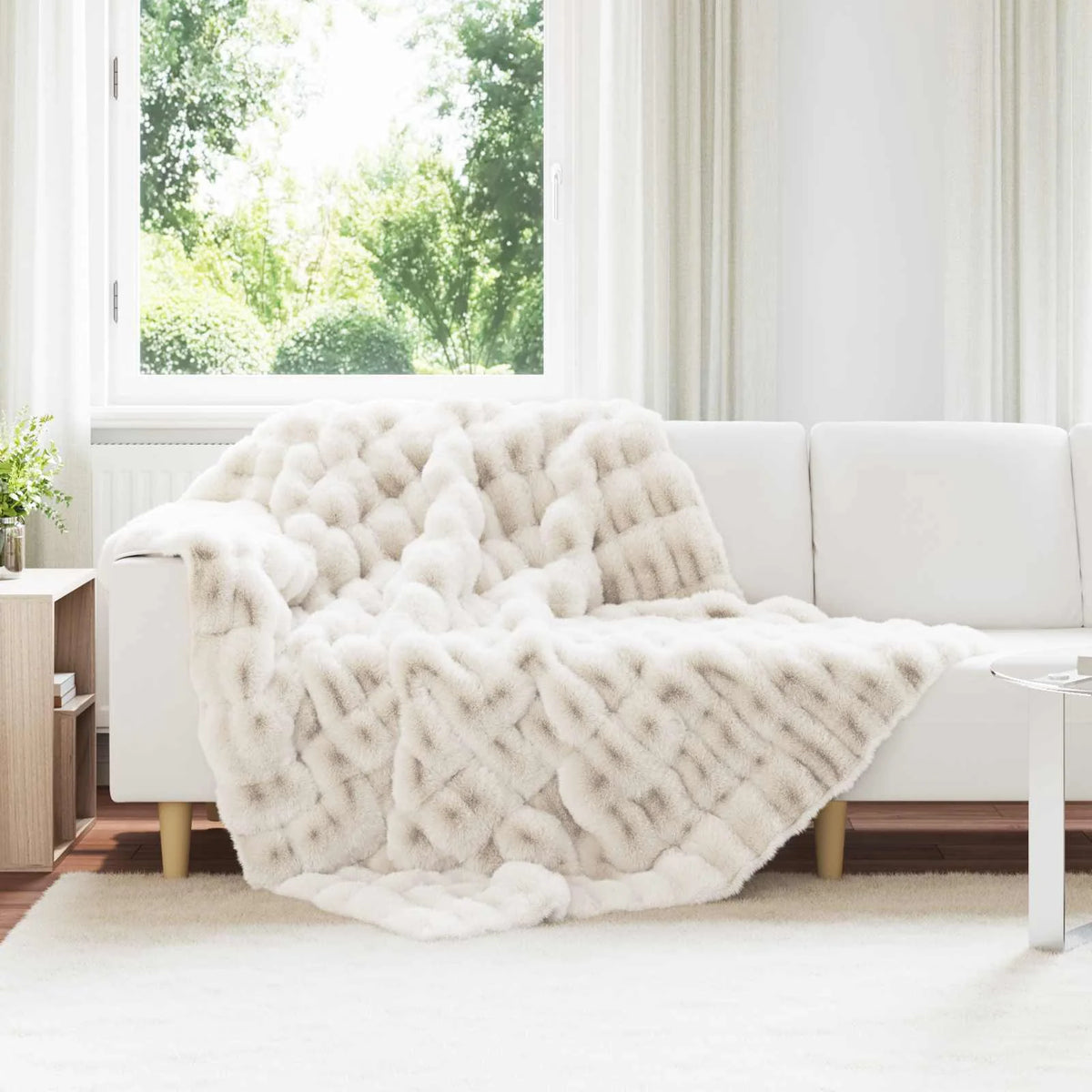 Couverture Fausse Fourrure Blanche, coloris blanc, drapée sur un canapé blanc