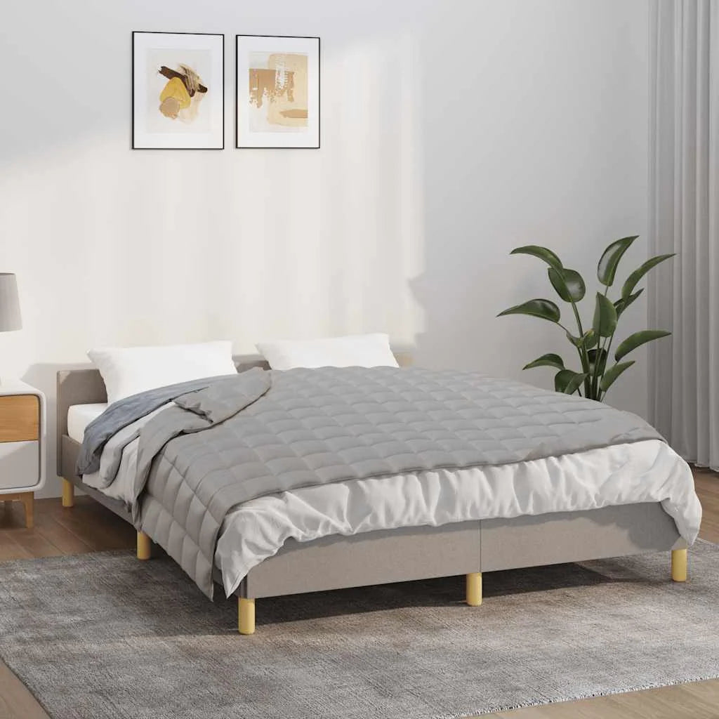 Couverture Lestée 6 Kg grise présentée sur un lit