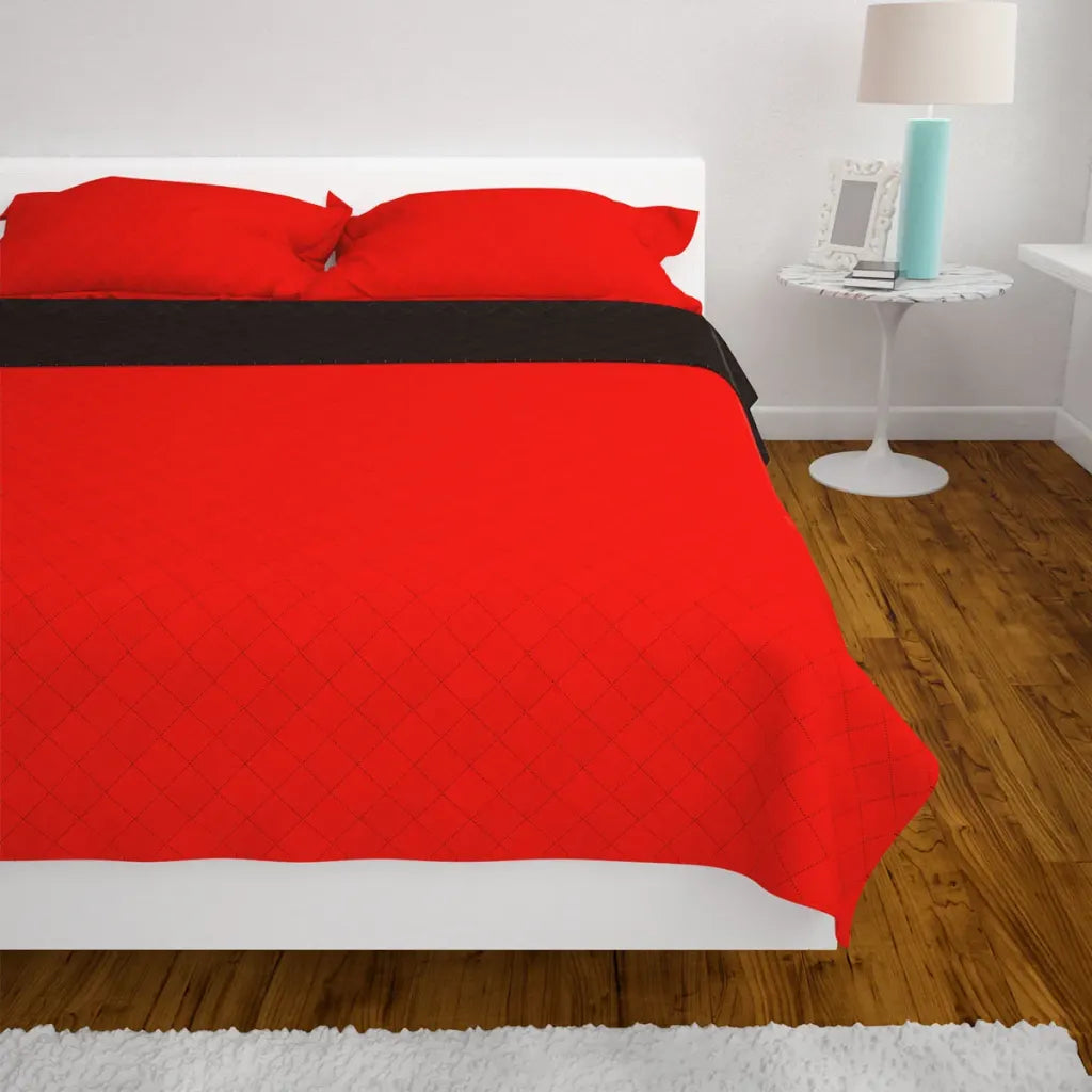 Une Couverture Matelassée rouge et noir, confortable et chaude.