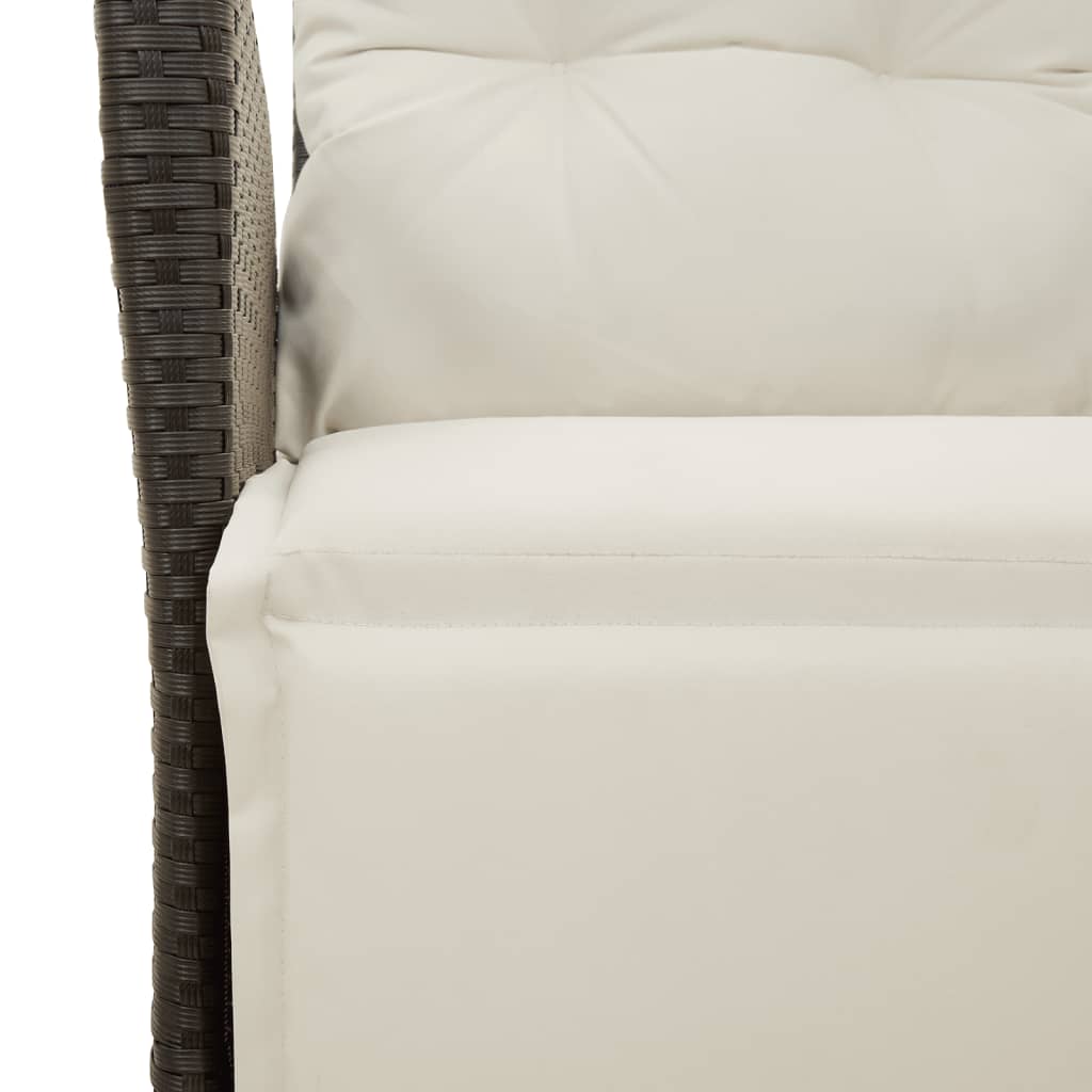 Détail du coussin d’assise crème et de l’accoudoir noir