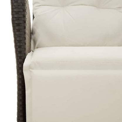 Détail du coussin d’assise crème et de l’accoudoir noir