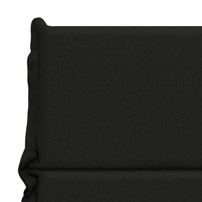 Détails du revêtement et des finitions du coussin de chaise noir.