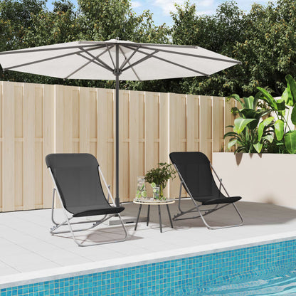 Deux fauteuils de plage noirs près de la piscine