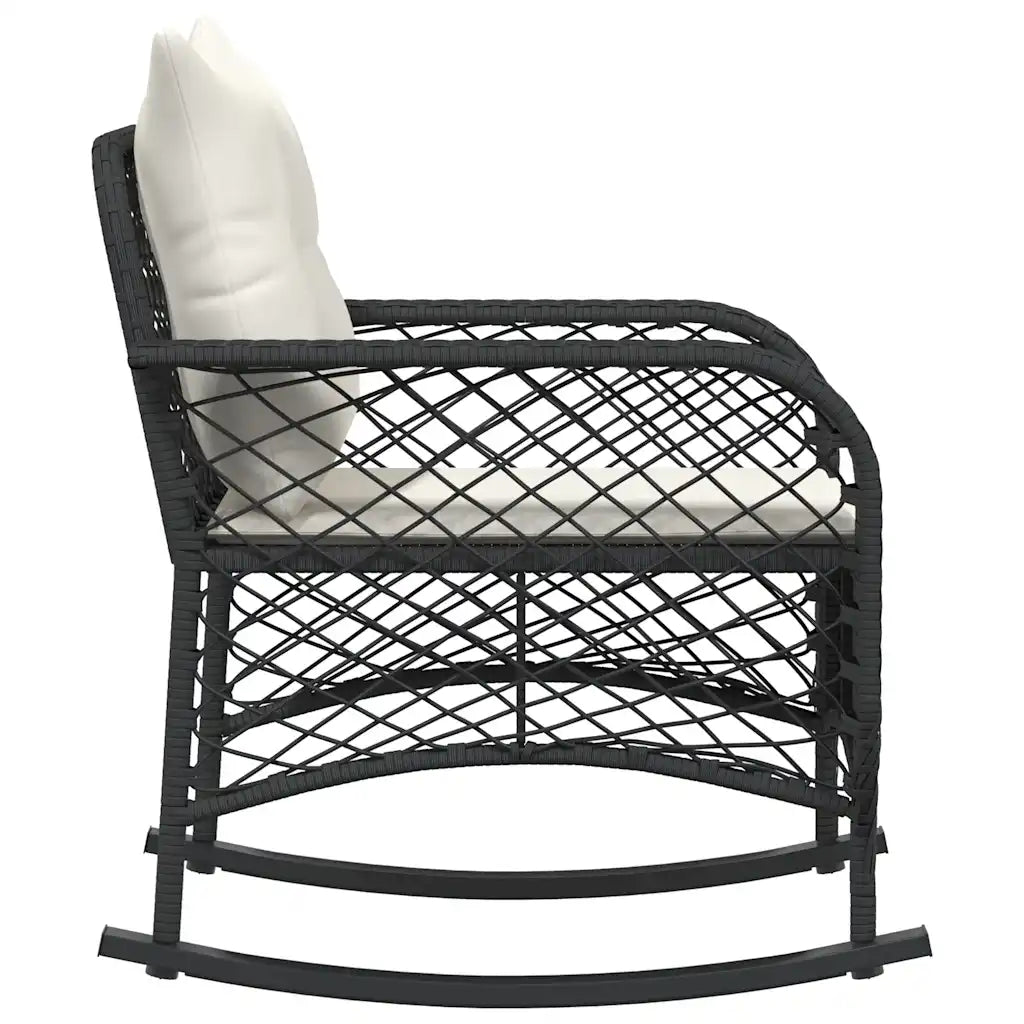 Fauteuil à bascule en rotin Pétunia couleur beige dans un jardin fleuri – charme naturel et ambiance bohème chic.