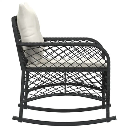 Fauteuil à bascule en rotin Pétunia couleur beige dans un jardin fleuri – charme naturel et ambiance bohème chic.