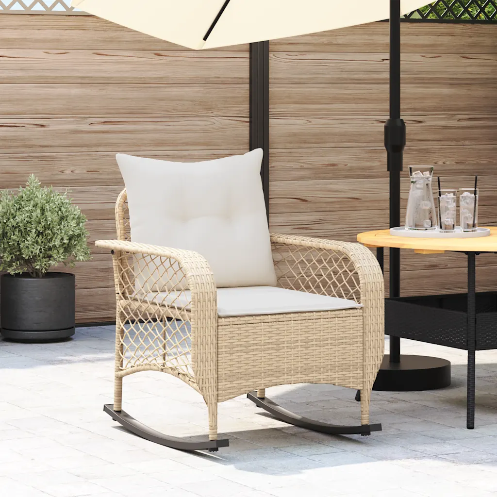 Fauteuil à bascule en rotin Pétunia avec coussins crème moelleux – confort et douceur pour vos moments de relaxation.