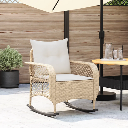 Fauteuil à bascule en rotin Pétunia avec coussins crème moelleux – confort et douceur pour vos moments de relaxation.