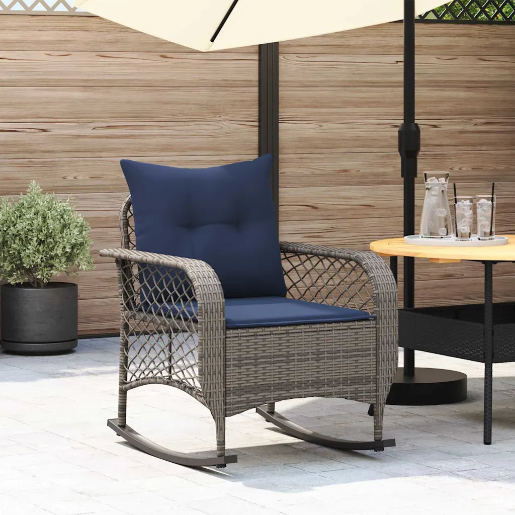 Fauteuil à bascule en rotin Pétunia noir sur terrasse moderne – parfait pour créer un coin détente élégant en extérieur.