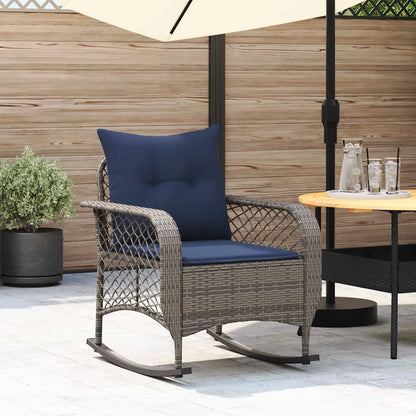 Fauteuil à bascule en rotin Pétunia noir sur terrasse moderne – parfait pour créer un coin détente élégant en extérieur.