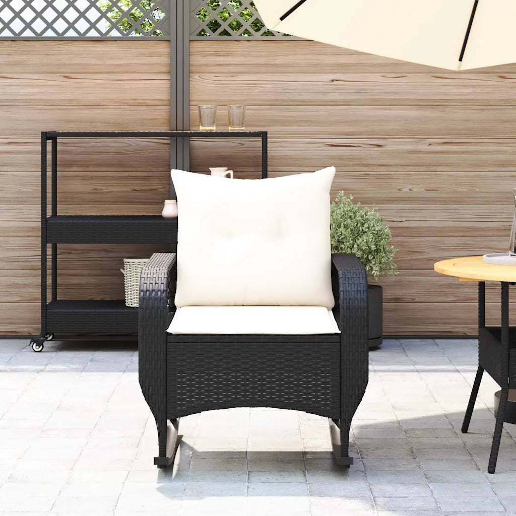 Gros plan sur le dossier rembourré du fauteuil à bascule en rotin Pétunia – soutien ergonomique et confort enveloppant.