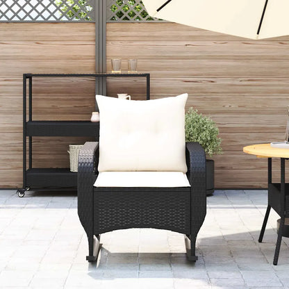 Gros plan sur le dossier rembourré du fauteuil à bascule en rotin Pétunia – soutien ergonomique et confort enveloppant.