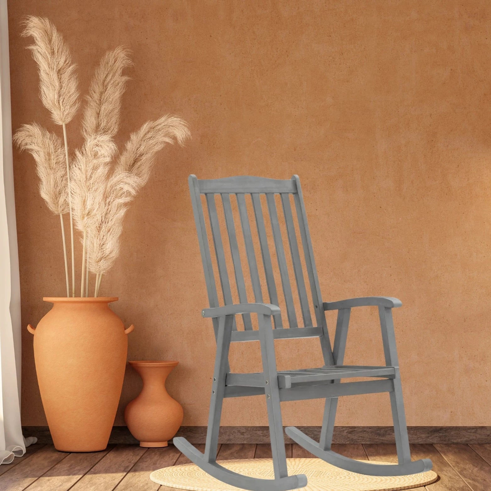 Un Fauteuil à Bascule Gris de style rocking chair à l'américaine.