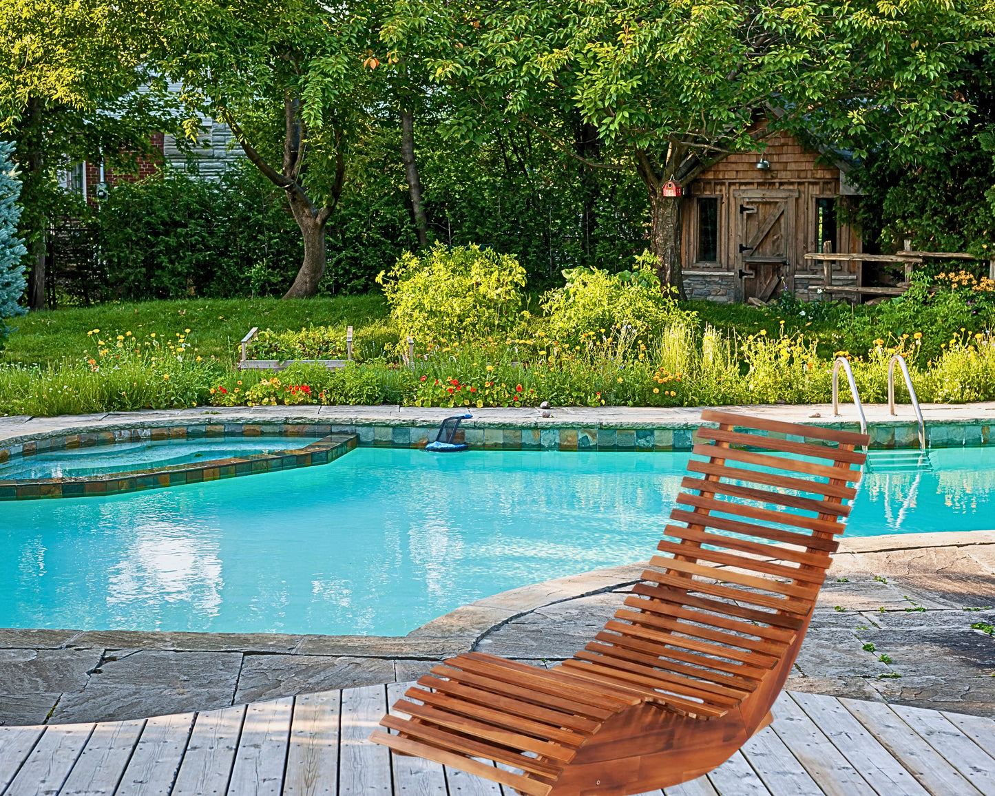 Un Fauteuil à Bascule en bois d'acacia qui sera parfait pour faire vos Mots Fléchés.