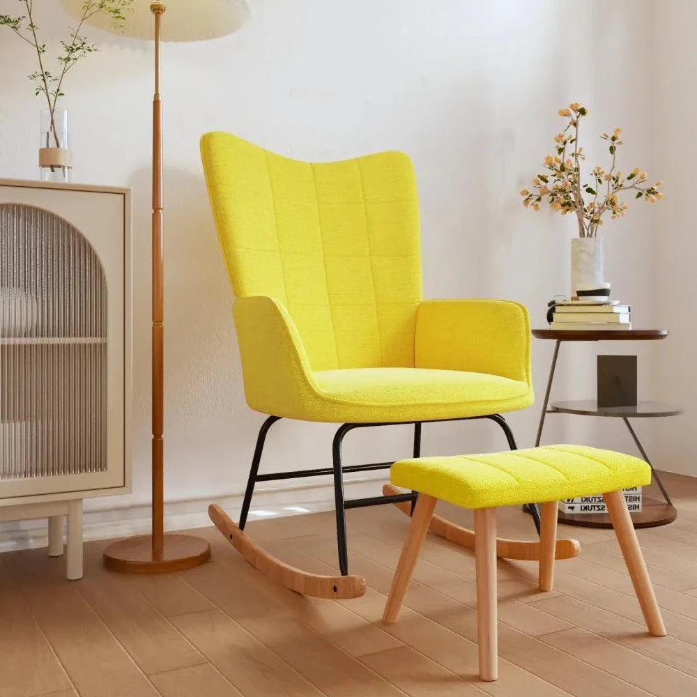 Un Fauteuil Confortable Allaitement et son tabouret, le tout de couleur jaune moutarde