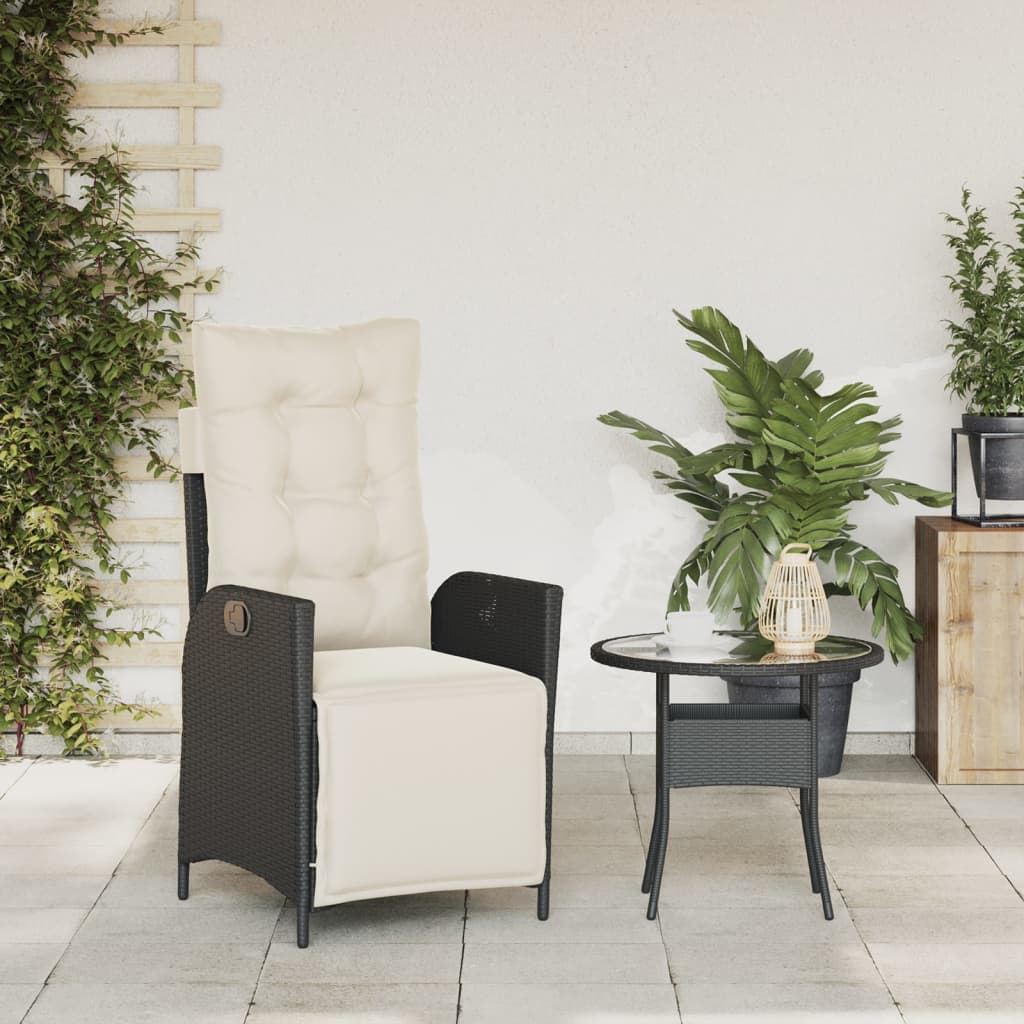 Fauteuil de jardin noir près d’une table sur la terrasse