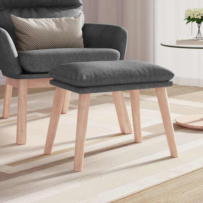 Petit repose-pieds gris clair avec pieds en bois, en situation dans le salon