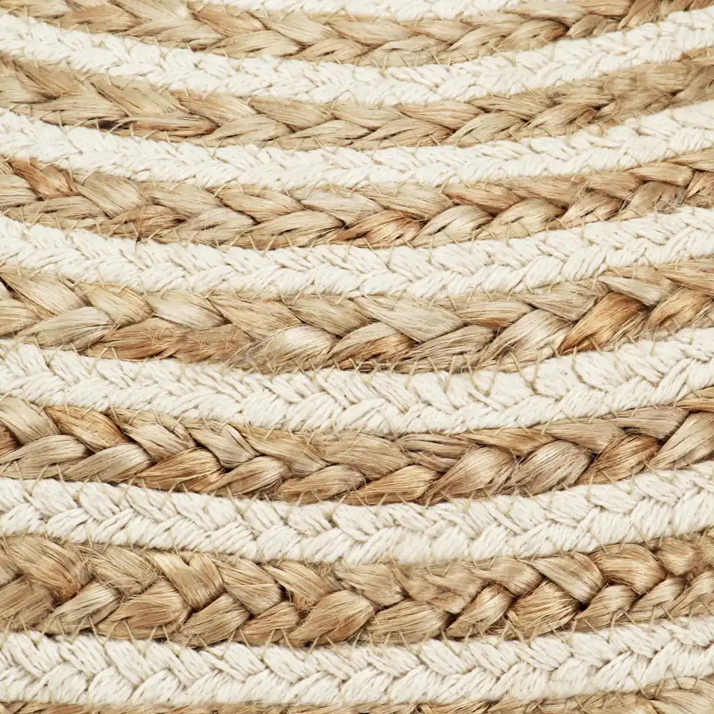 Gros plan des cordes tressées naturelles et claires du pouf en jute