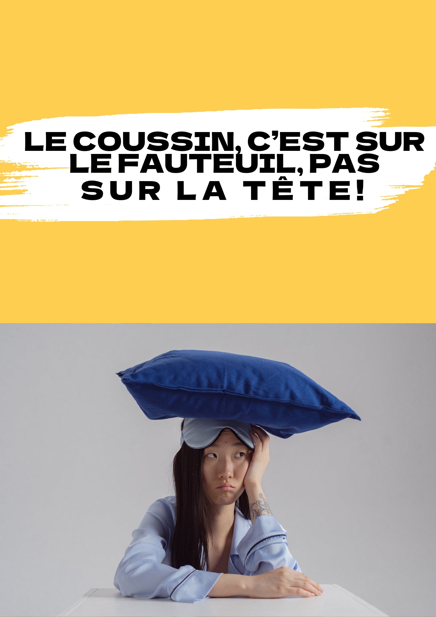 Une dame avec un coussin sur la tête pour illustrer la collection suivante.