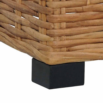 Repose-pieds en rotin naturel avec coussin crème, détail d’un pied noir