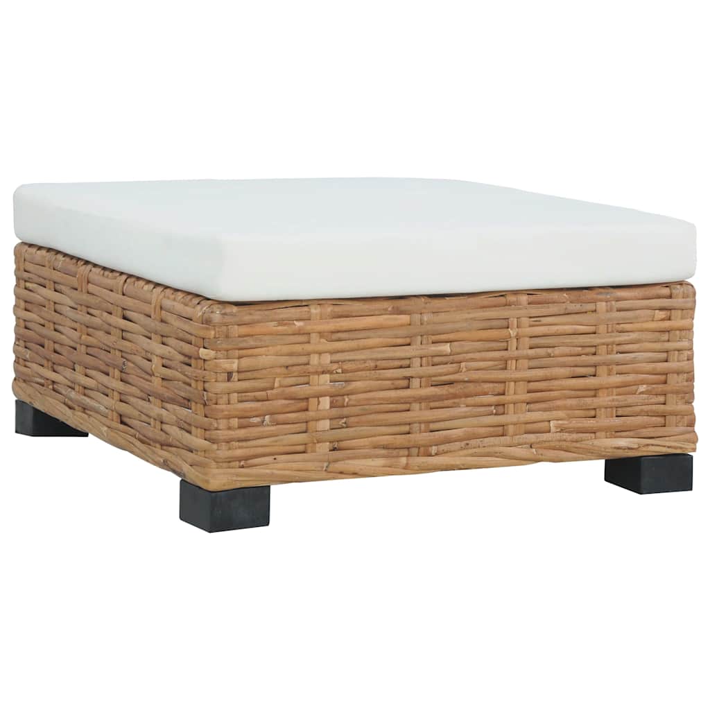 Repose-pieds en rotin naturel avec coussin crème, vue d’ensemble sur fond blanc