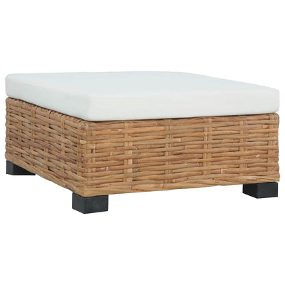 Repose-pieds en rotin naturel avec coussin crème, vue d’ensemble sur fond blanc