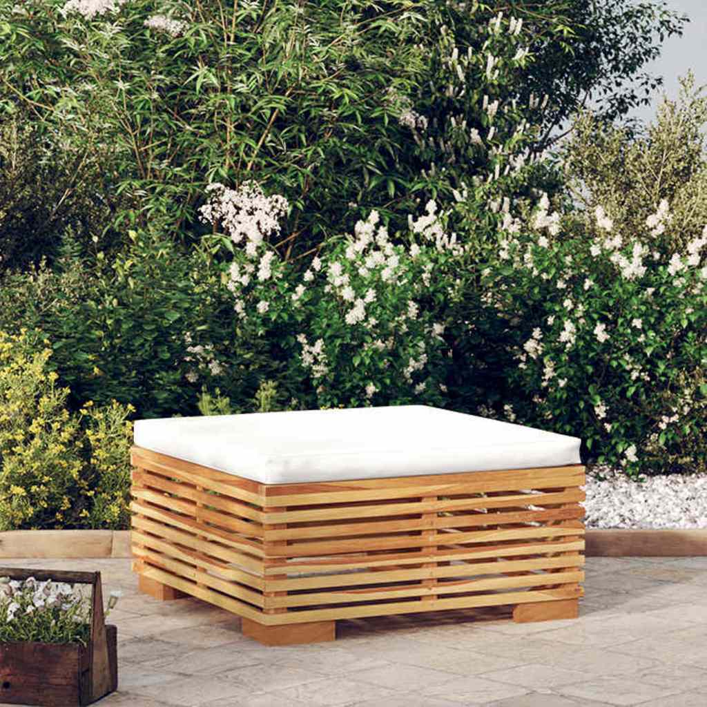 Repose-pieds en teck avec coussin crème, en situation avec du mobilier de jardin