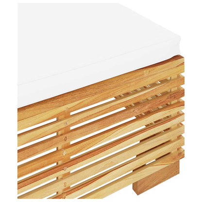 Repose-pieds en teck avec coussin crème, détail des lattes en bois et du coussin
