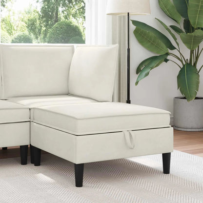 Pouf de rangement creme installé devant un canapé