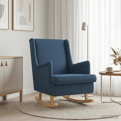 Rocking chair bleu sur un tapis rond, près d’une table d’appoint et d’une fenêtre dans un salon lumineux.