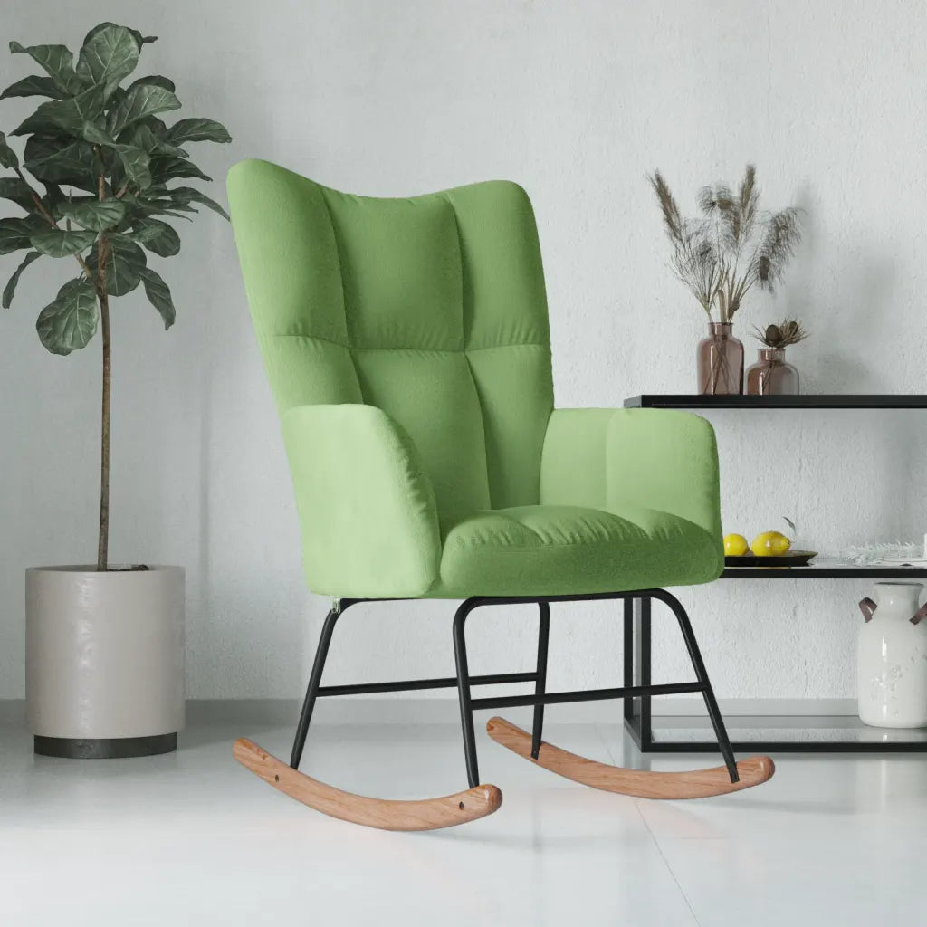 Un Rocking Chair d'Intérieur au velours vert clair élégant.