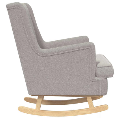 Détail du revêtement bouclé gris clair sur le dossier, l’accoudoir et le coussin du fauteuil