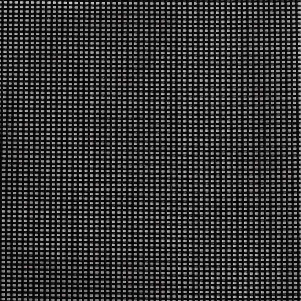 Texture ajourée du textilène noir de la chaise de plage