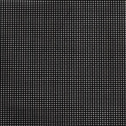 Texture ajourée du textilène noir de la chaise de plage
