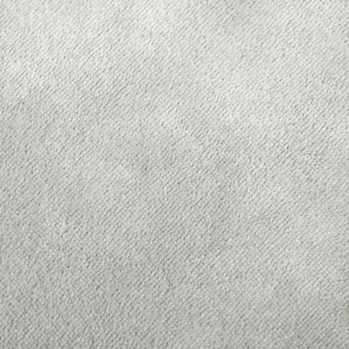 Gros plan du tissu en flanelle gris clair de la housse de coussin.