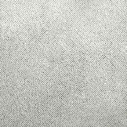 Gros plan du tissu en flanelle gris clair de la housse de coussin.